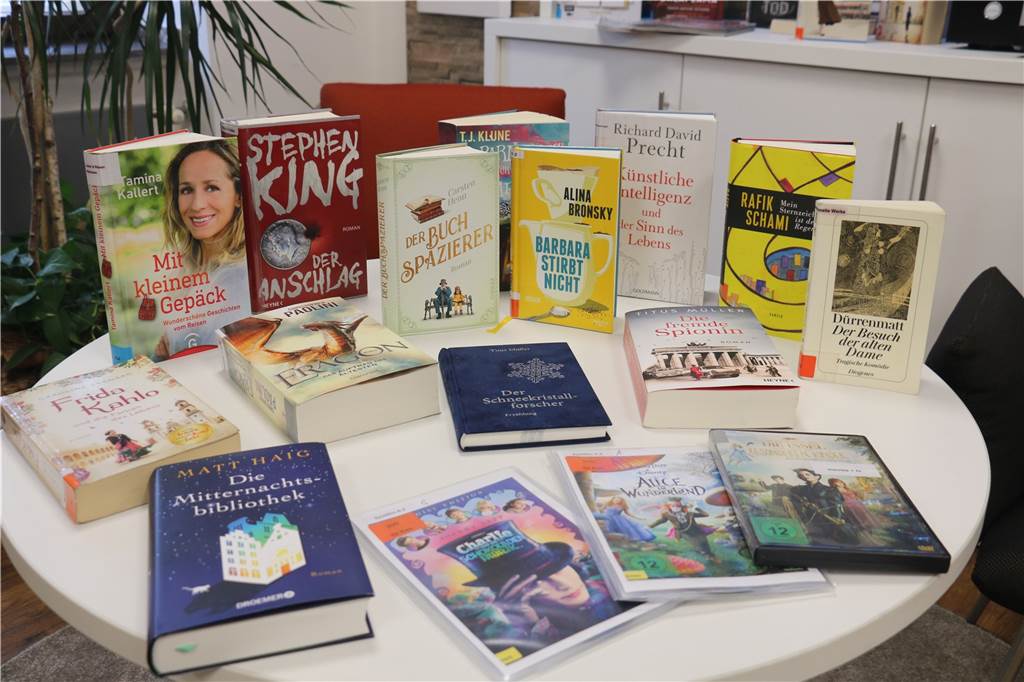 Humorvoll, blutrünstig, nachdenklich: Expertinnen geben Buchtipps für Weihnachten Marion Gloger und Gerlinde Schürkmann haben eine üppige Auswahl an Lesestoff für unsere Tipps ausgewählt. Dabei sind Klassiker, aber auch einige Neuheiten. Wer nicht zum Lesen kommt, kann sich Filme ausleihen - beispielsweise die Streifen von Tim Burton.