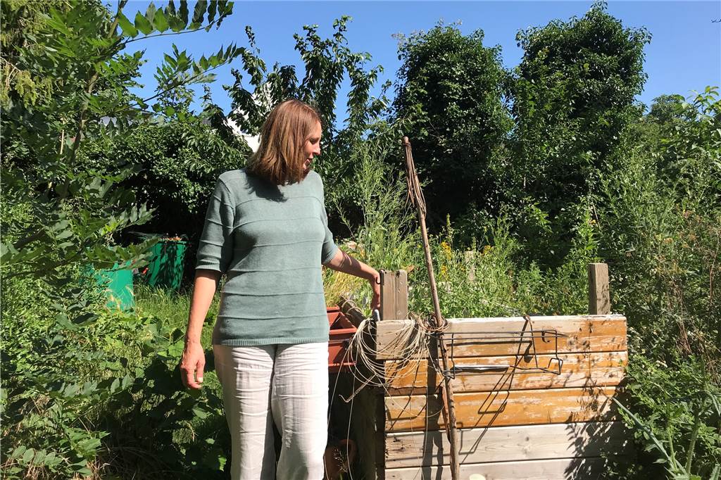 Marion Küpper in ihrem Garten. Der gehört zu den privaten Projekten der Kommunalpolitikerin.