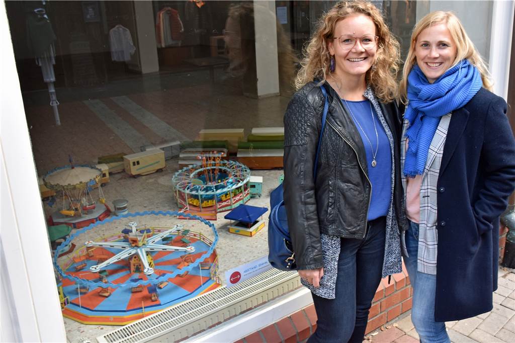 Keine Kirmes heißt nicht kein Spaß: Vredener feiern anders, aber fröhlich Marion (l.) und Sarah Fahrland: Das Ehepaar lebt in Düsseldorf, aber zur Vredener Kirmes geht es in die Heimat. "Wir gehen einmal über die Kirmes", erklärt Marion Fahrland schmunzelnd, denn mit Sarah und mit ihrer Mutter Renate Küpers schauen sie sich die in Schaufenstern ausgestellten Miniaturkarussells an.