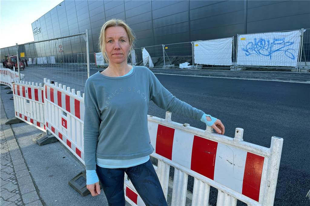 Erster Meilenstein beim Ausbau der Firma Böcker in Werne erreicht Marion Nägeler vor der neuen Böcker-Halle