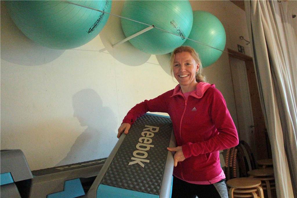 Fitnessstudios müssen Beiträge zurückzahlen: „Begründung ist nicht nachvollziehbar" Eine Frau im Fitnessstudio.