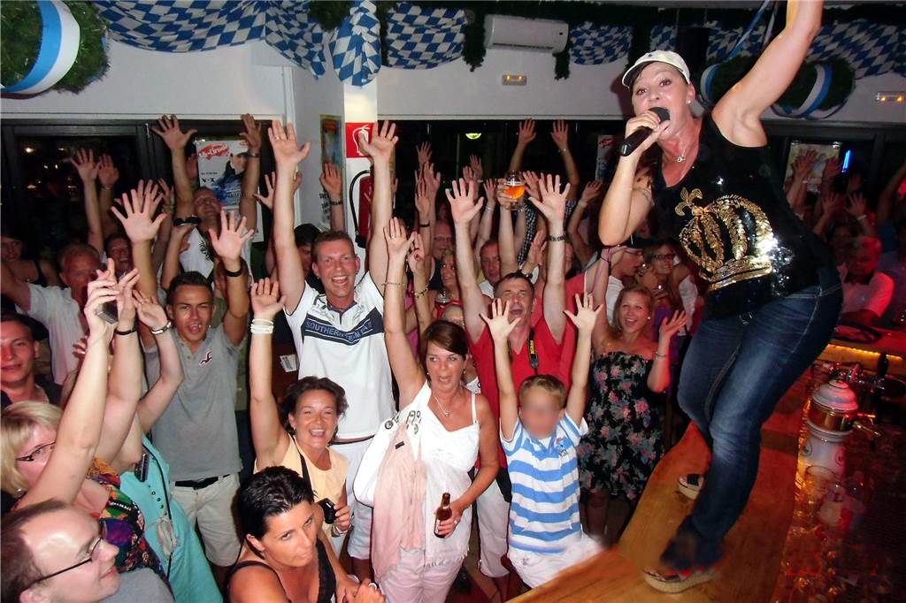 Wurden Gäste heimlich gefilmt? Krümel weist Vorwürfe zurück Marion Pfaff alias Krümel aus Datteln singt in einer Diskothek.