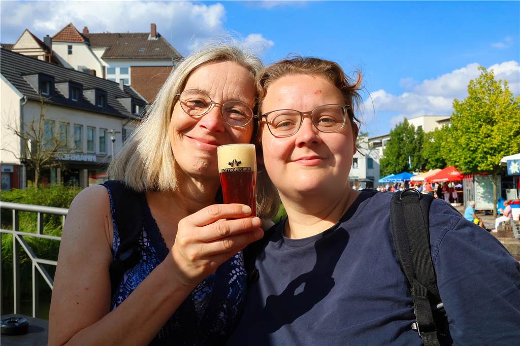 Veranstalter schwärmt von Bierbörse: „Fast wie vor Corona“ Marion und Jessika Mrose waren eigens aus Frankfurt zur Bierbörse angereist.