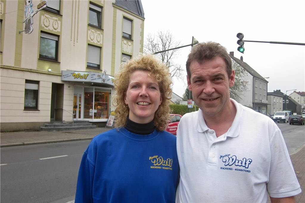 Lüner Bäcker: „Jetzt ist es noch viel zu warm für Weihnachtsgebäck“ Marion und Matthias Wulf vor ihrer kleinen Bäckerei an der Bebelstraße. Hier beginnt die Weihnachtsbäckerei erst Mitte Oktober.