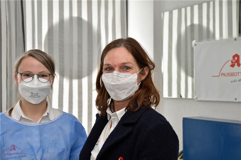 Schnelltest im EKS im Selbstversuch: „Kein Freifahrtschein für Partys“ Marisa Rauchhaus (l.) leitet das Schnelltestzentrum in Scharnhorst, das Gisela Ausbüttel (r.) ins Leben gerufen hat.
