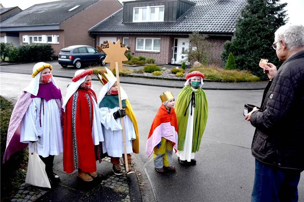 Sternsinger und Tannenbaumaktion: „Ich hatte gar nicht mit euch gerechnet!“ Marit (9), Lotta (10), Hugo (7), Otto (4) und Theresa (9, v.l.) waren als Sternsinger am Samstag rund um Bockhorn und Ottostraße unterwegs. Sie brachten den Segen an die Haustüren der Menschen und konnten sich dafür über Geld- und Süßigkeitenspenden freuen.