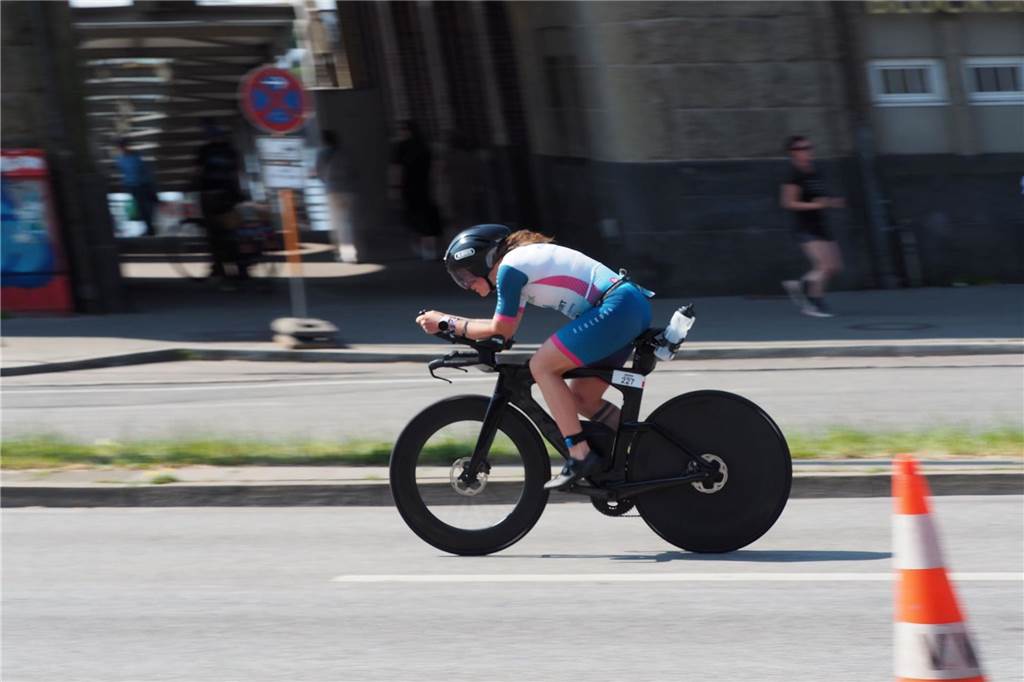 Unnaerin Marit Bergmann gewinnt Ironman Hamburg: „Ich habe meinen Traum verwirklicht“ Marit Bergmann auf dem Rad.