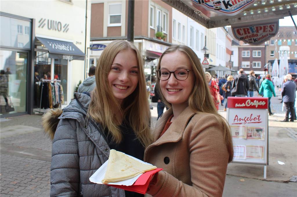 Endlich trocken! So lief das Herbstfest am Samstag in Dorsten Marit Kortenhorn und Elena Schlachheit schlossen ihren Nachmittag auf dem Herbstfest mit einem Crêpe ab.