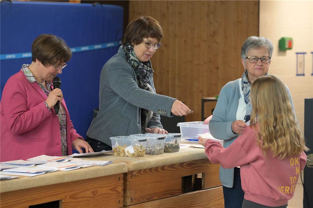 Marita Funhoff (r.) überreichte die Sportabzeichen.
