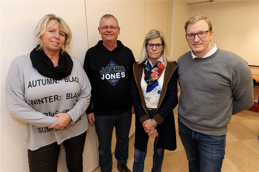 Krimi um den Erhalt der Werbegemeinschaft mit überraschendem Ende Marita Müller (Kassiererin), Steffen Dietz (2. Vorsitzender), Sylvia Schumacher (Schriftführerin) und Stephan Kückelmann (1. Vorsitzender) bilden nach langen Diskussionen den neuen Vorstand der Werbegemeinschaft Kirchhellen.