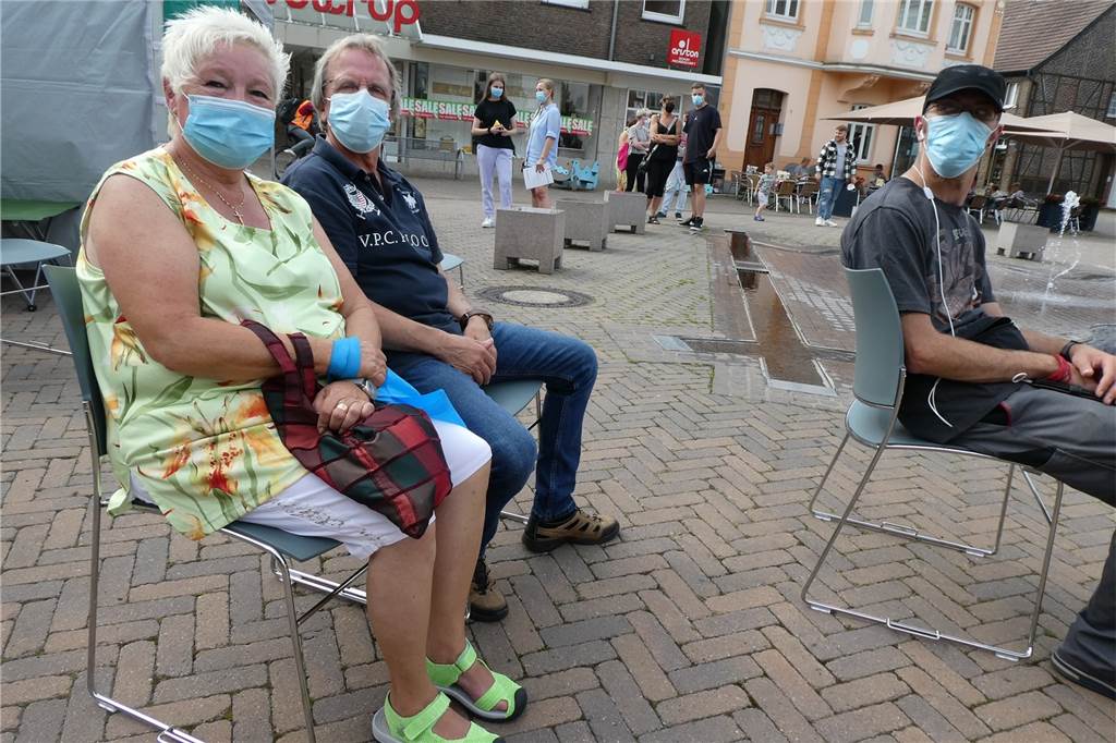 „Denn jeder Pieks zählt“: Impfmobil machte Halt auf dem Marktplatz in Olfen Marita und Henry Kaubisch freuen sich über die neu gewonnenen Freiheiten durch die Imfpung