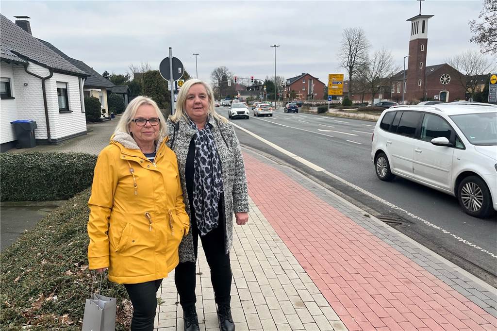 Surfworld belastet Rünthe: „Wir haben selbst am Sonntag keine Ruhe mehr“ Marita Weber (l.) und Cornelia Büscher stehen an der Werner Straße.