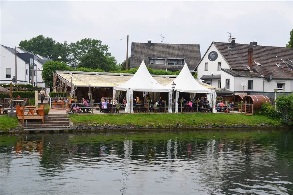 Radfahrer strömen in Biergärten am Castrop-Rauxeler Kanal-Ufer Maritime Atmosphäre am Kanal: Haus Hölter.