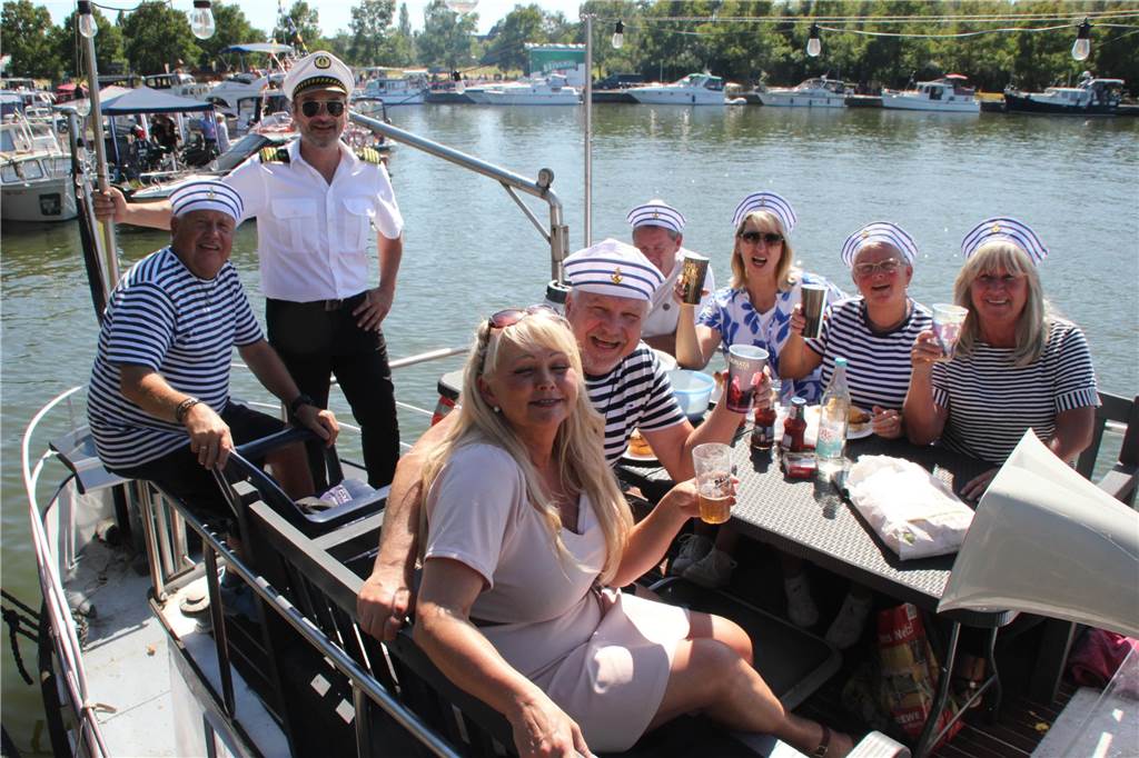 Gäste auf einem Boot