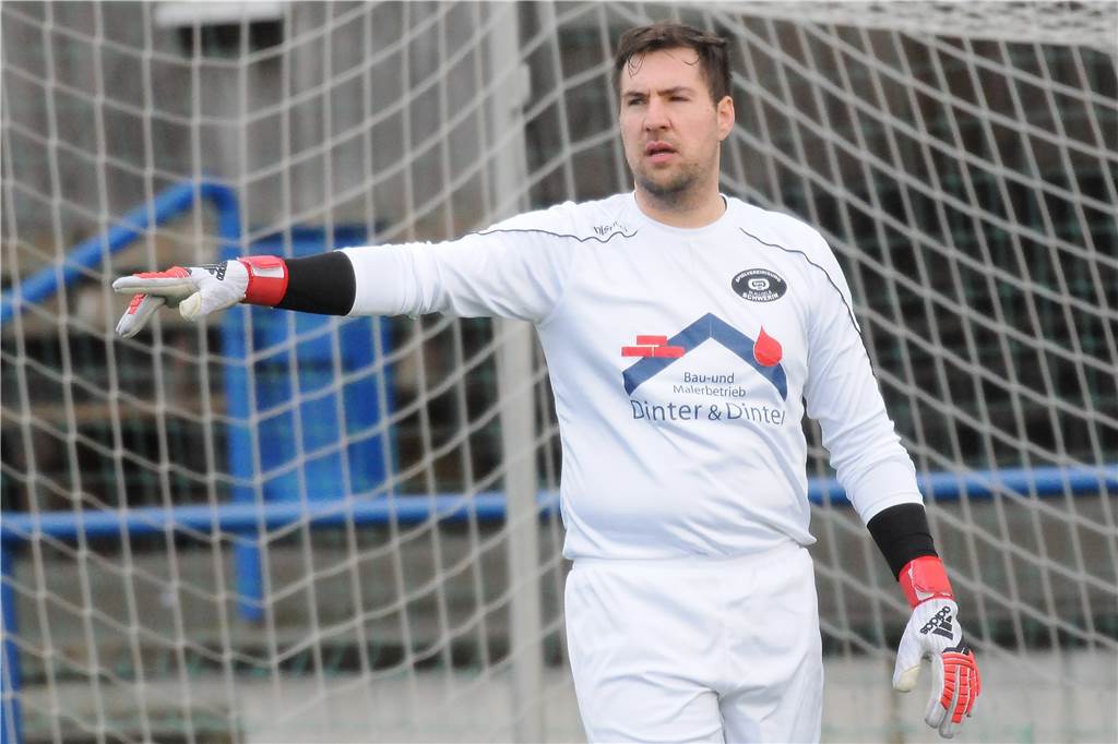 Leiser Keeper wartet auf der Bank auf seine Chance Marius Brödner im Tor der Spvg Schwerin.