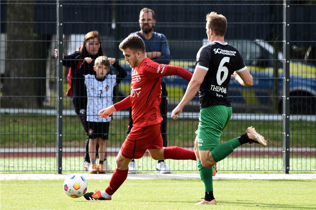 SV Schermbeck ist nicht zu stoppen: Klarer Heimsieg über Finnentrop/Bamenohl Marius Lackmann am Ball