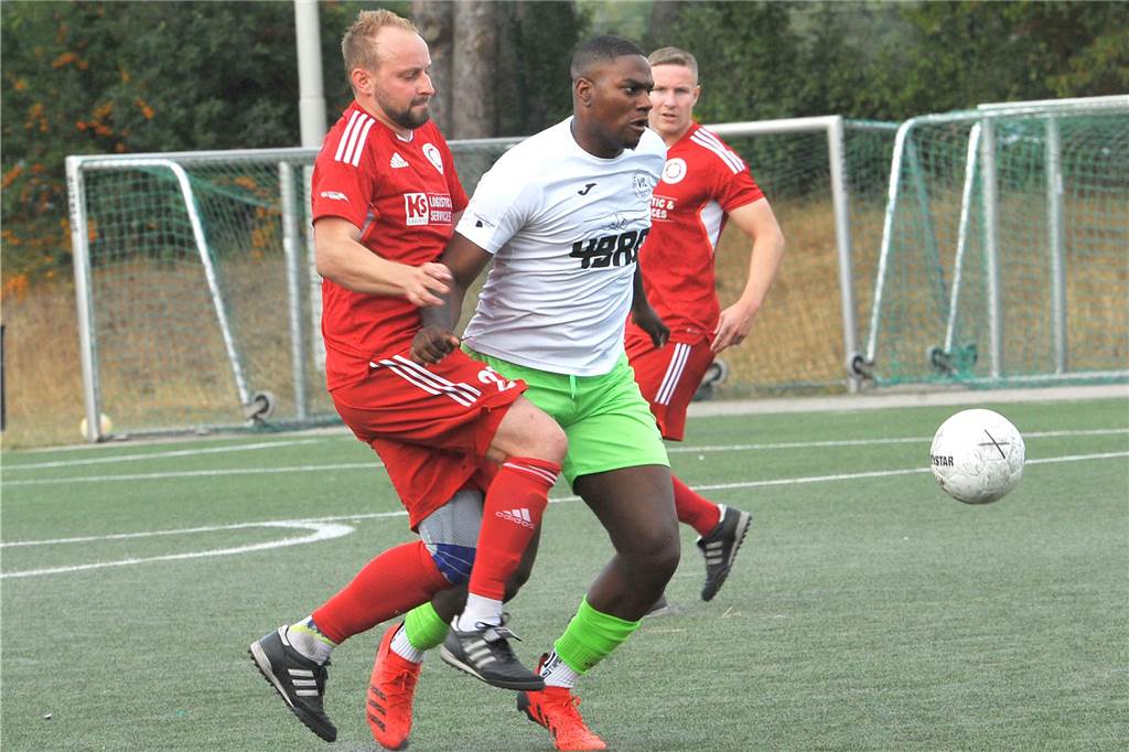 Marius Manecki (l., hier im Spiel gegen den VfL Kemminghausen) wechselt zu seinem alten Klub VfB Westhofen - allerdings in die zweite Mannschaft.