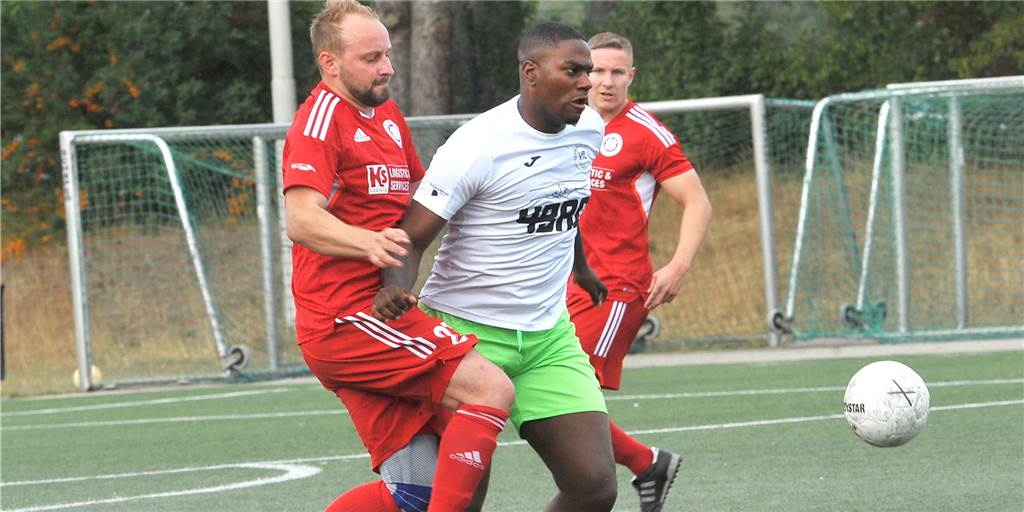 Geisecker SV schießt sechs Tore und gewinnt deutlich - ist aber trotzdem nicht zufrieden Marius Manecki (li.) kam mit dem Geisecker SV zu einem 6:3-Sieg bei Viktoria Kirchderne.