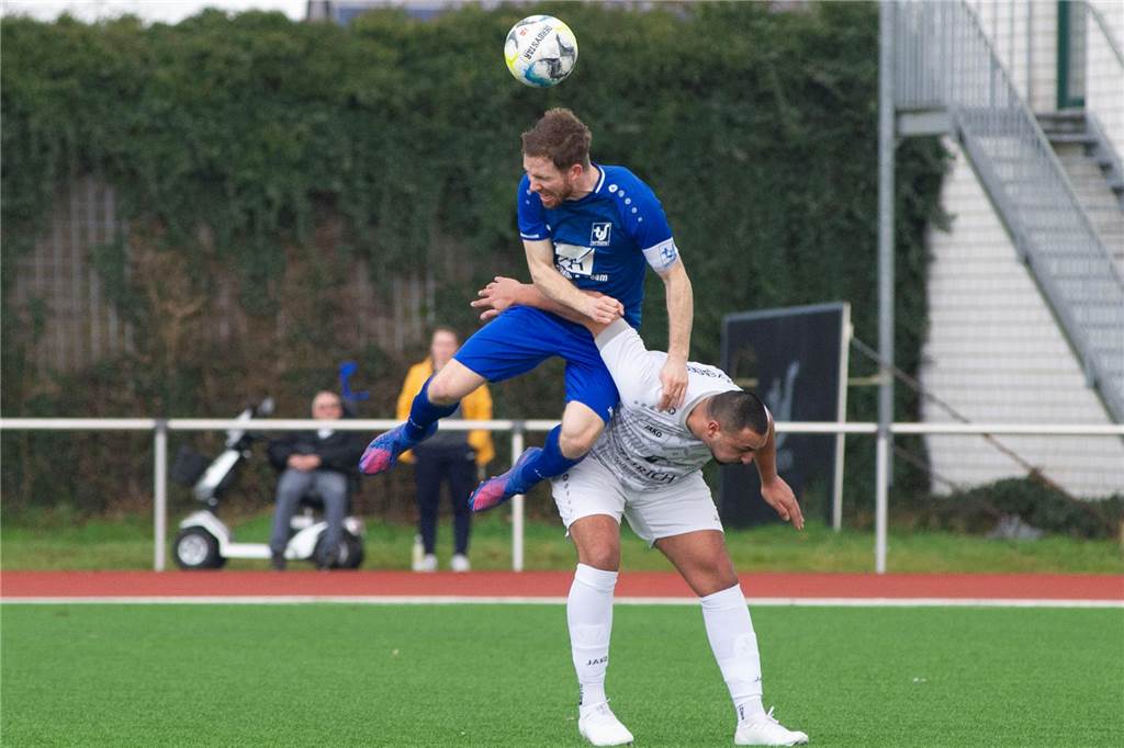 „Diese Saison ist schon mehr eine Bonus-Saison“ Marius Möller kämpft mit einem Spieler von GW Barkenberg um den Ball.