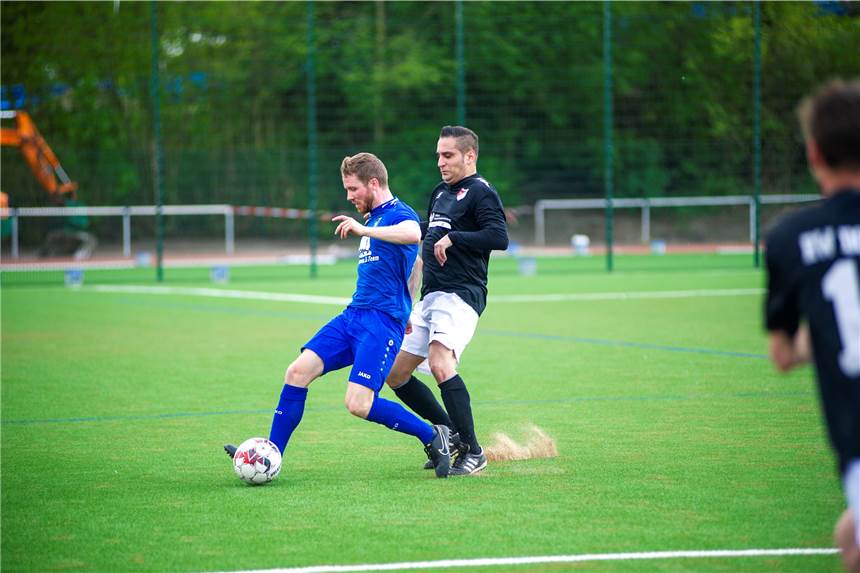 Viele Remis und wichtige Siege: Alle Infos zum vergangenen Spieltag auf einen Blick Marius Möller (l.) und der TuS Sythen mussten sich gegen RW Dorsten mit einem Remis zufrieden geben, obwohl mehr drin war.