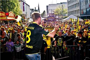 Marius Müller während der Meisterfeier in Dortmund.