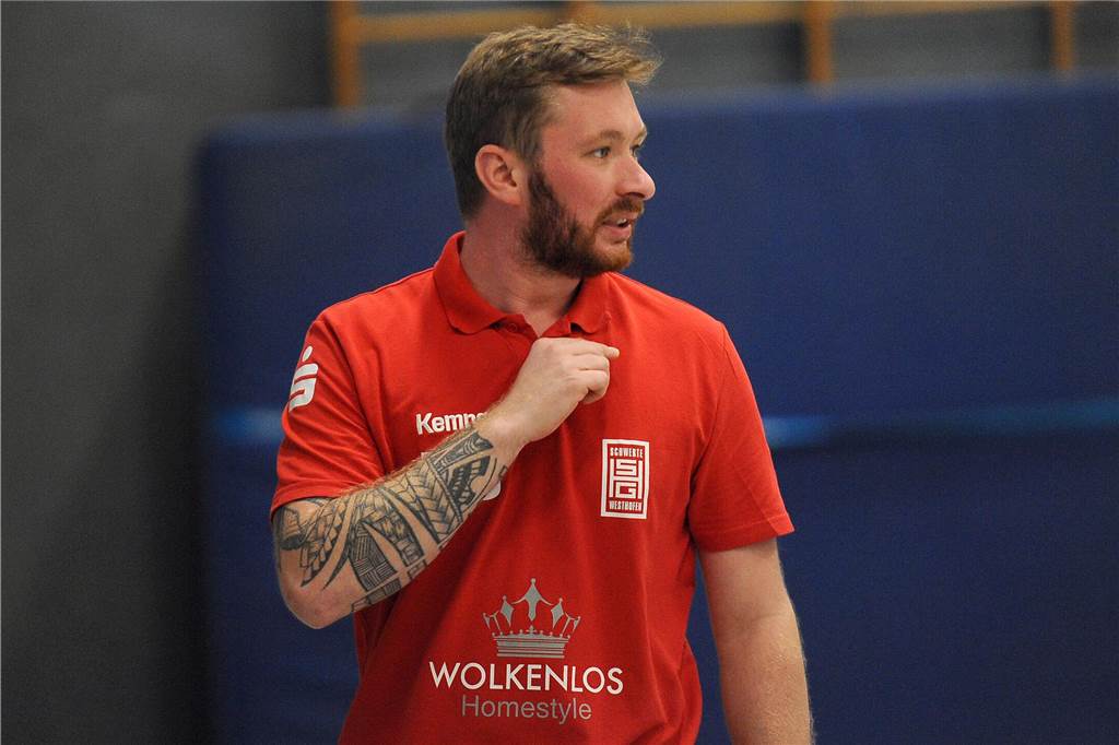 Zusagen für die HSG Schwerte/Westhofen : Auch ein Trainer in Doppelfunktion bleibt an Bord Ein Handballtrainer blickt aufs Spielfeld.