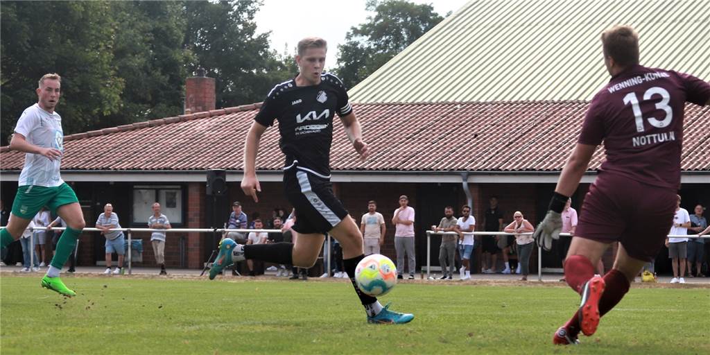 Marius Speker (M.) führte den TuS 05 Sinsen im Westfalenliga-Derby gegen die Spvgg. Erkenschwick als Kapitän aufs Feld. Bei „Höchst persönlich“ beantwortet er zehn Fragen.