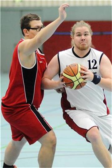 Marius Wieser (am Ball) war mit 21 Punkten bester Werfer des Castroper BC im Spiel beim Spitzenreiter CSG Bulmke 3.