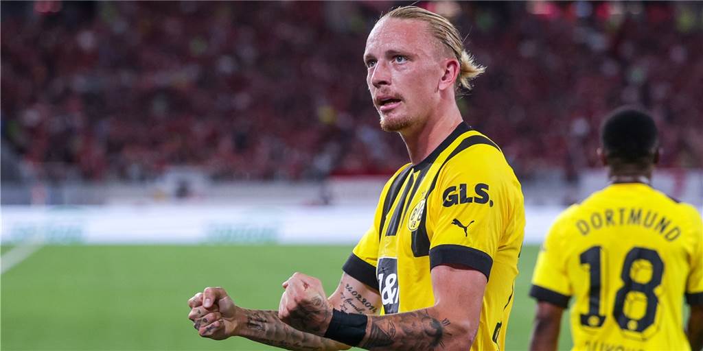 Heimlicher BVB-Matchwinner: Wolf macht Meunier auf der rechten Seite Druck Marius Wolf bejubelt seinen BVB-Treffer in Freiburg.