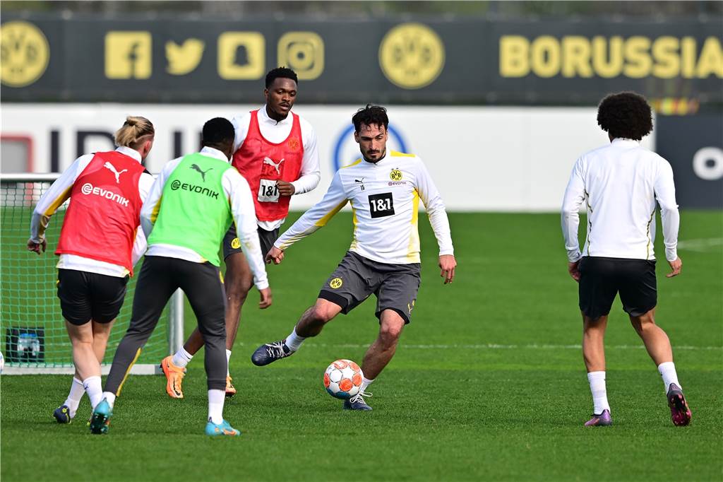 Exklusive Bilder und ein Video: BVB startet die Vorbereitung auf RB Leipzig Marius Wolf (v.l.), Youssoufa Moukoko, Dan-Axel Zagadou, Mats Hummels und Axel Witsel kämpfen um den Ball.