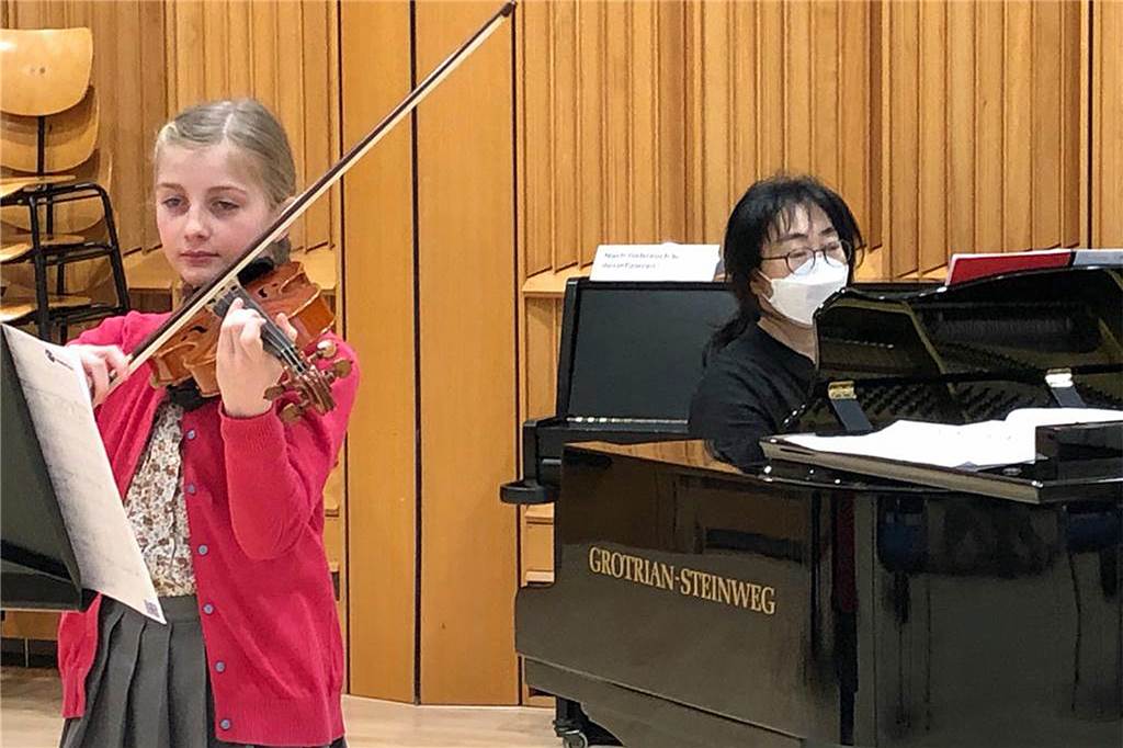 Marje-Merrit Blisniewski spielt seit dreieinhalb Jahren Violine - und das gern. Bei "Jugend musiziert" trat die Ahauserin in Begleitung von Kim Andrade am Klavier vor die Jury.