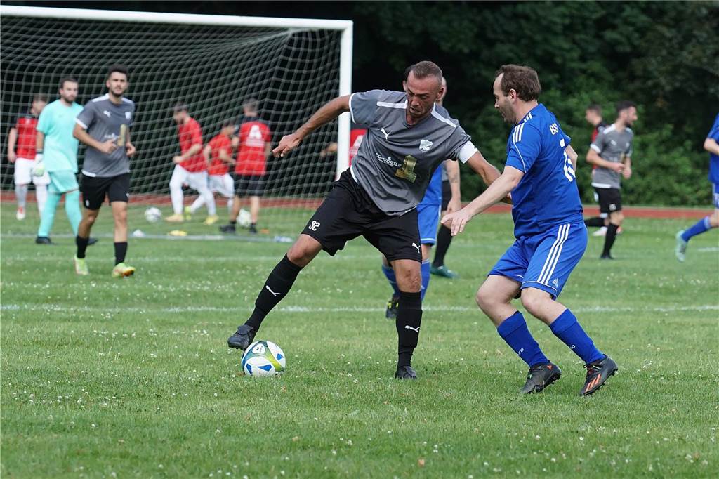 Vorrunden-Sieger früh raus: Mühlhausen gewinnt A-Turnier in Heeren Mark Barnefeld (BSV in Blau) greift den ballführenden Berat Özgüc (SpVg) an.
