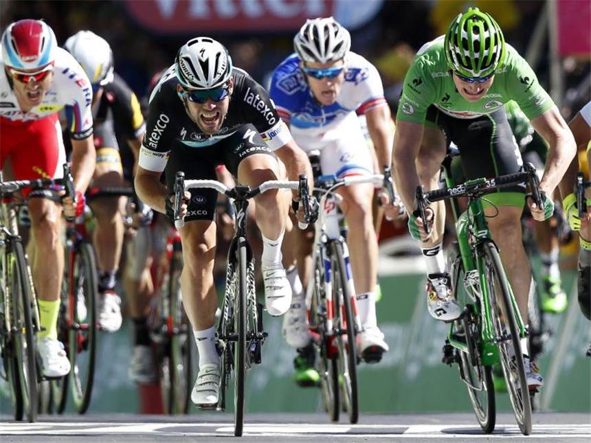 Mark Cavendish (M) kann sich im Ziel gegen Andre Greipel (r) durchsetzen. Foto: Sebastien Nogier
