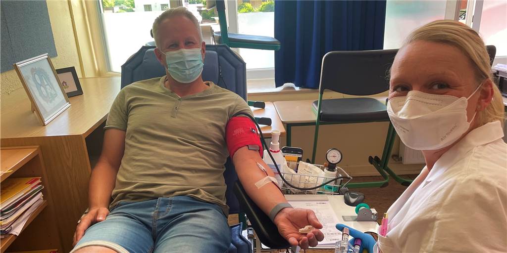 Blutspende-Termine in der Josesph-Hennewig-Schule sind „gut ausgebucht“ Mark Ernhoff spendet mit Hilfe von Sandra Wesseler (DRK) Blut in der Joesph-Hennewig-Schule.