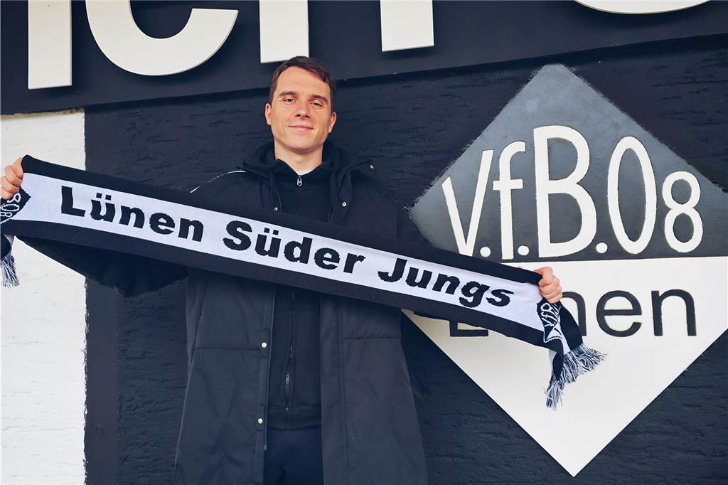 VfB Lünen bedient sich doppelt bei Westfalia Wethmar Mark Fluder hält einen VfB-Schal.