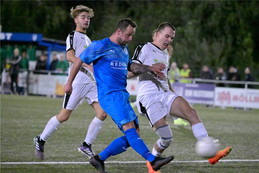 Maik Küchler nennt Lünens unangenehmste Gegenspieler Westfalia Wethmars Mark Fluder im Zweikampf mit einem Spieler von BW Alstedde.
