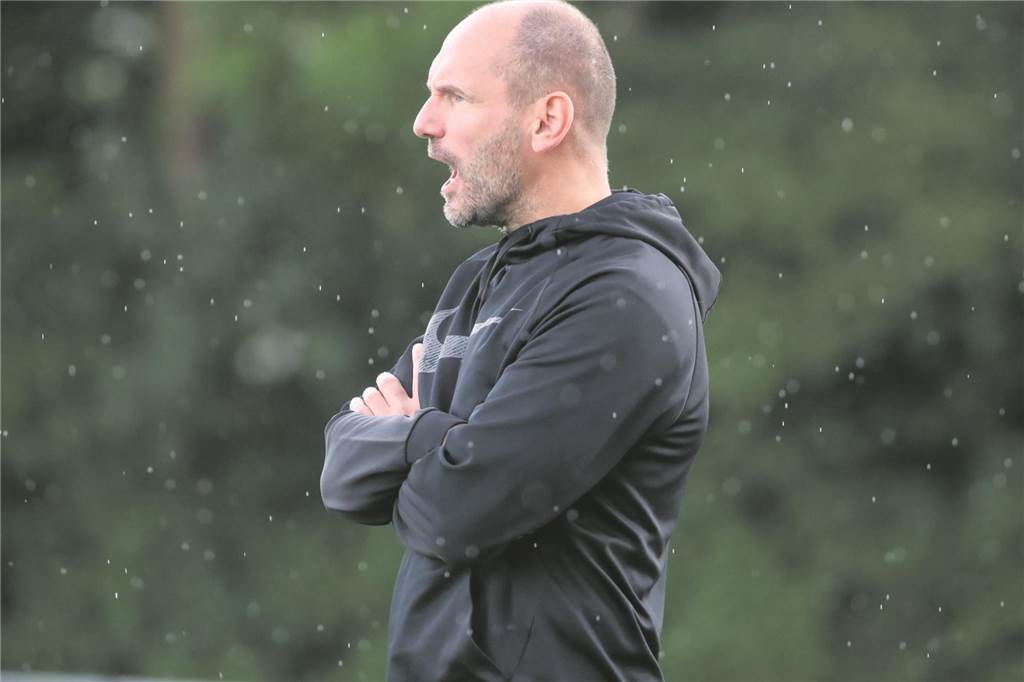 SuS Merklinde holt sechs Neuzugänge: Wichtige Spieler kehren zurück - einer fällt länger aus Mark Miller ist Trainer beim SuS Merklinde.