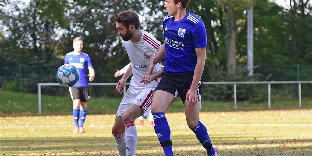 Elf Treffer in Lünten: DJK Stadtlohn liegt schon zur Pause 0:6 zurück Mark Sander (l., Ahaus II) setzt sich im Strafraum gegen Timo Minich (Fortuna Gronau) durch.