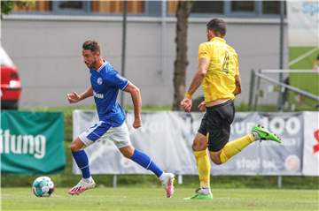 Mark Uth (l.), hier im Testspiel gegen Saloniki: Schalke sollte konsequent bleiben.