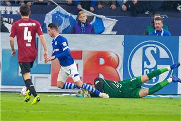 Mark Uth war bester Schalker gegen Hannover 96. Oft nur durch Fouls zu stoppen, wurde Uth in dieser Situation per Videobeweis ein Elfmeter verwehrt.
