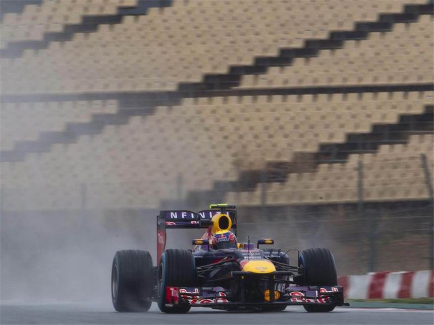 Webber sichert Red Bull bei F1-Tests erste Bestzeit Mark Webber kam mit den widrigen Bedingungen in Barcelona am besten zurecht. Foto: Alejandro Garcia