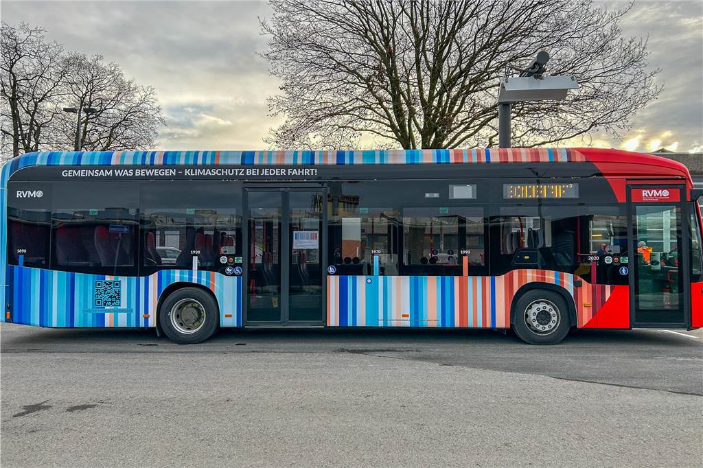 Erste E-Busse mit besonderer Optik auf Tour: Premiere auf Buslinie R76/77 ein E-Bus von außen