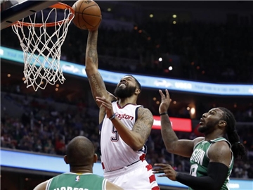 Markieff Morris von den Washington Wizards (M) kann sich gegen Jae Crowder (r) und Al Horford (l) von den Celtics am Korb durchsetzen. Foto: Alex Brandon