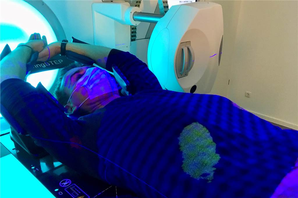 Neues Präzisionswunder schont Tumor-Patienten bei der Bestrahlung Markierungen mit farbigem Licht - wie hier im Bauchbereich - zeigen an, wenn der Patient die korrekte Position verlässt.