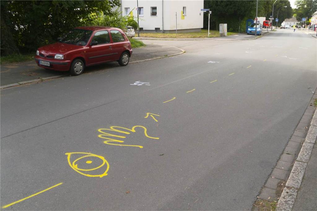 Polizei sucht Zeugen nach Unfallflucht von Rollerfahrer in Kley Markierungen des Unfallaufnahme-Teams auf der Straße Kleybredde.