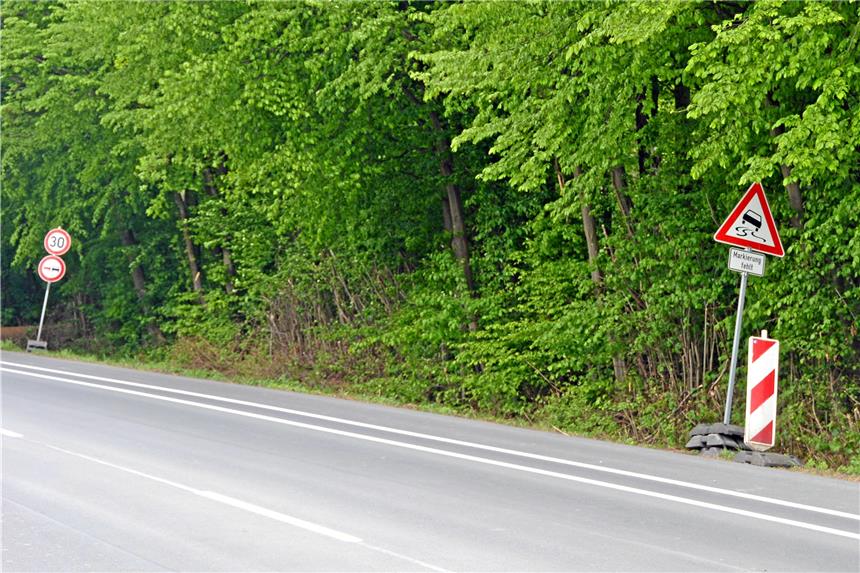 Pfosten fehlen: Weiter Tempo 30 auf sanierter Straße Markierungsarbeiten sind auf der Neuen Werner Straße durchgeführt, es fehlen noch die Leitpfosten.