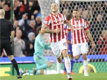 Marko Arnautovic (10) feiert einen Treffer für Stoke City. Foto: Phil Richards