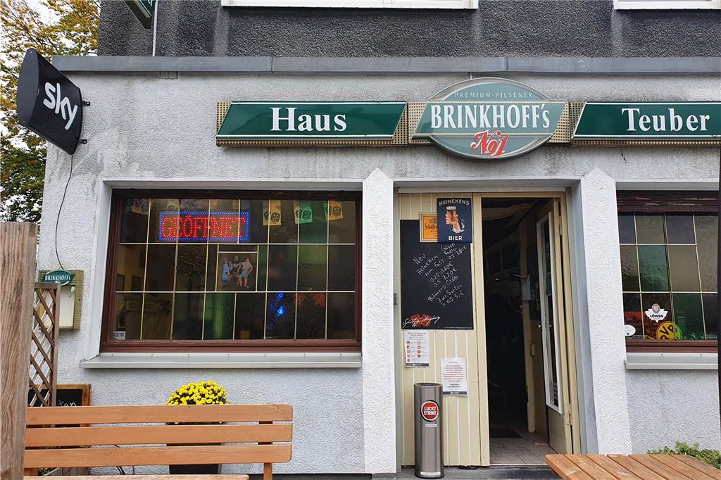 In diesen Kneipen läuft das Finale: Eine verteilt kostenlose Würstchen Die Kneipe Haus Teuber von außen.
