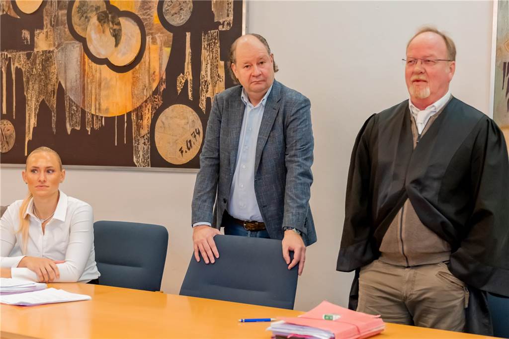 Mecke vor gericht: Neue Vorwürfe sorgen für monatelange Verzögerung Marko Mecke (Mitte) mit seinem Verteidiger Martin Düerkop und einer Rechtsreferendarin. Vom Verlauf des ersten Verhandlungstages waren alle überrascht.