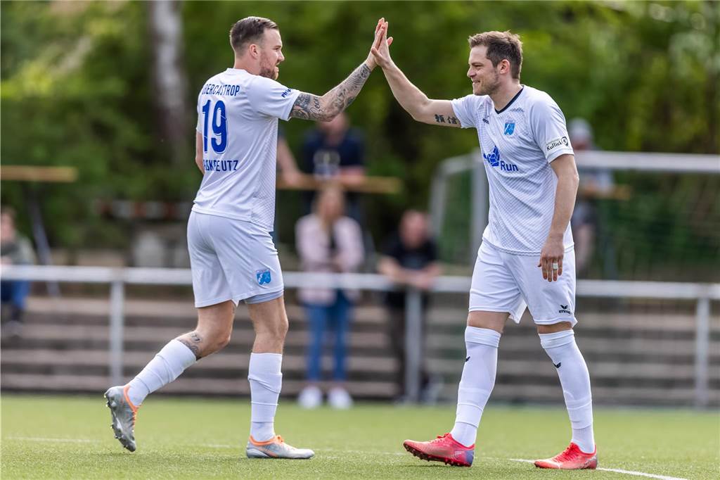 Ex-Wackeraner strebt Aufstieg mit FC Recklinghausen 96 an: „Vermisse Dortmunder Hallen-Event“ Marko Onucka und Kevin Großkreutz klatschen sich ab.